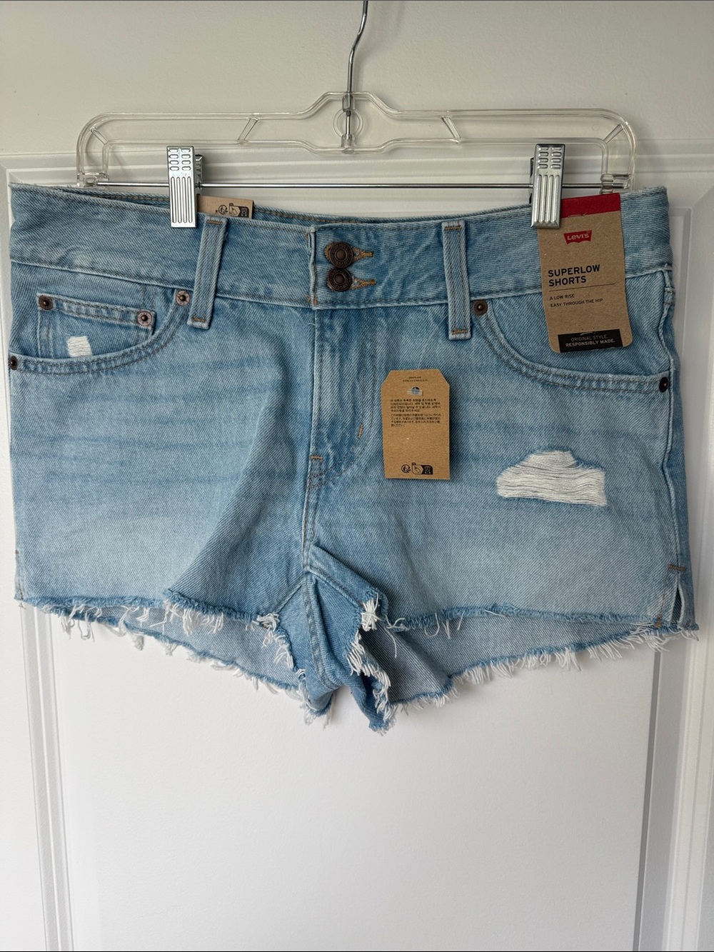 NWT Women’s Levi's Light Wash Superlow Distressed Denim Shorts Size 28